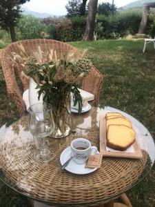 Hotel Lo Smeraldo في Roccavivara: طاولة مع صحن من الخبز وكوب من القهوة