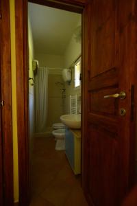 A bathroom at Appartamento Le More Még 18 kép