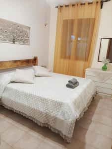 - une chambre avec un lit doté d'une tête de lit en bois et d'une fenêtre dans l'établissement A Due Passi Dal Mare, à Torre delle Stelle