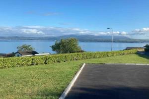 einen Parkplatz mit Blick auf einen Wasserkörper in der Unterkunft Magnificent Views over Dungarvan Bay, Ring, Waterford , Panoramic Sea Views, in Dungarvan