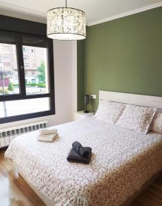 A bed or beds in a room at COQUETO APARTAMENTO EN OVIEDO
