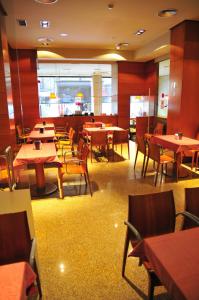 A restaurant or other place to eat at Zenit Dos Infantas