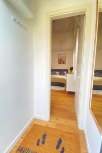 een kamer met een hal met een bed en een spiegel bij Tiny-Haus Straußenblick 1 in Bad Fallingbostel