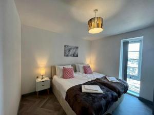 1 dormitorio con cama, lámpara y ventana en Luxury 02 Academy City Centre 2 Bed Apartment Mailbox Bullring Leisure & Families, en Birmingham