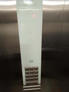 un mando a distancia está sentado en la parte superior de una máquina en HOTEL ECONOMICO - 150m Santa Casa, Prox Assembleia e UFRGS, en Porto Alegre