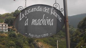 un signo que lee la llanded detroit encuentra un museo en La Locanda del Fiume en Pisciotta
