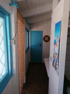 ポルトパーロにあるChalet carratoisの青い扉のある家の廊下