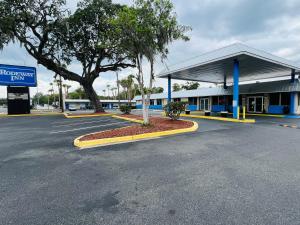 un estacionamiento vacío frente a una gasolinera en Rodeway Inn, en Silver Springs