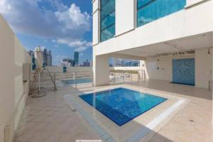 Bazén v ubytování New Luxury 1BR near Burj Khalifa nebo v jeho okolí