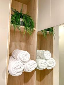 een handdoekenrek met handdoeken in de badkamer bij Srinakarin Lasalle 2 BR Bangkok in Bangna