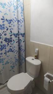 uma casa de banho com um WC e uma cortina de chuveiro em FINCA COOMPAB em El Peñol