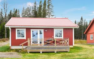 una casita roja pequeña con un porche grande en Cozy Home In Nssj With House Sea View en Nässjö