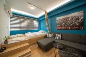 a living room with a couch and a bed at Kozani Residence 1 in Kozani