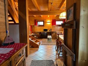 una cucina e una sala da pranzo di una baita di tronchi di MaisonGorret a Valtournenche