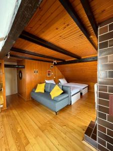 ein Wohnzimmer mit Sofa und Ziegelwand in der Unterkunft Apartment Sonata in Kamnik