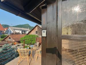 mit Blick auf einen Balkon mit einem Tisch und Stühlen in der Unterkunft Apartment Sonata in Kamnik
