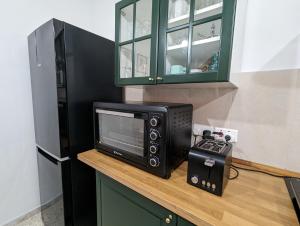 un forno a microonde e un tostapane su un bancone di Fly Dodo Summer Residence a Marsaskala