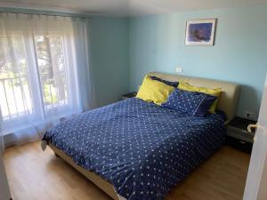 Meduza&Manta في إيزولا: غرفة نوم بسرير ذو شراشف زرقاء ومخدات صفراء