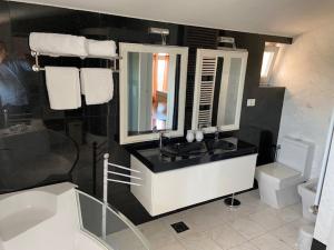 W łazience znajduje się umywalka, lustro i toaleta. w obiekcie Meduza&Manta w mieście Izola