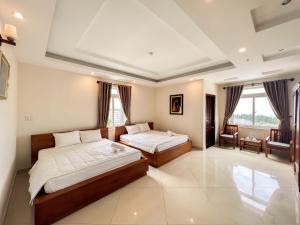 1 Schlafzimmer mit 2 Betten in einem Zimmer in der Unterkunft Seika Hotel by The Moment in Vũng Tàu