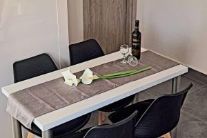 tavolo da pranzo con bottiglia di vino e bicchiere di vino di Andreas' Guest House a Káto Spílaion