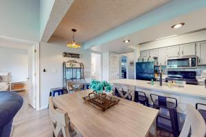 una sala da pranzo e una cucina con tavolo e sedie di Wooded Wonder - Unit 10 a Branson West