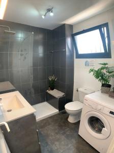 Koupelna v ubytování Apartamentos Albatros + 21 fotografií
