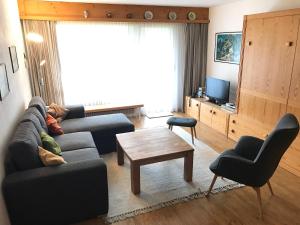 uma sala de estar com um sofá e uma mesa em Ferienwohnung in Davos em Davos