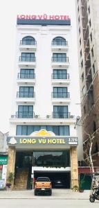 Lạng Sơn的住宿－LONG VŨ HOTEL，停在大楼前的汽车