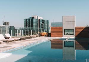 een zwembad op het dak van een gebouw bij Brand New Rainey Street Condo with City and Lake View in Austin