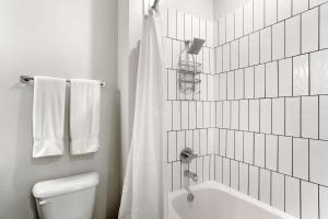 亚特兰大Luxury Apt in West Midtown的带浴缸和马桶的白色浴室
