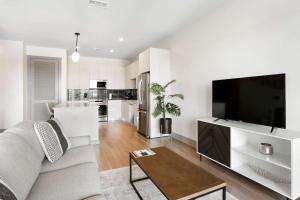 Luxury Apt in West Midtown的电视和/或娱乐中心