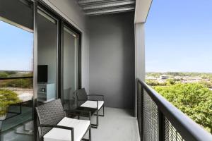Luxury Apt in West Midtown的阳台或露台