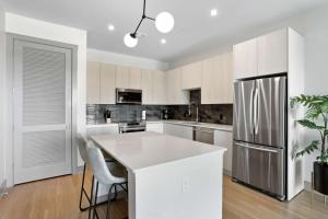 亚特兰大Luxury Apt in West Midtown的配有白色橱柜和不锈钢冰箱的厨房 更多9张照片