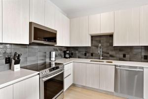 Luxury Apt in West Midtown的厨房或小厨房