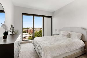 亚特兰大Luxury Apt in West Midtown的一间带大床和窗户的白色卧室