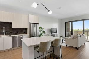 Luxury Apt in West Midtown的厨房或小厨房