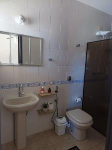 een badkamer met een wastafel, een toilet en een douche bij Chácara Rancho Fundo in Águas de Lindóia