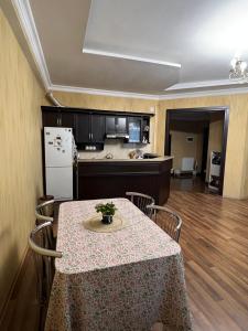 - une cuisine et une table à manger avec une table et des chaises dans l'établissement Old Batumi Apartment, à Batoumi