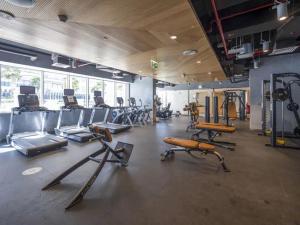 Fitness centrum a/nebo fitness zařízení v ubytování Mediterranean Getaway In Yas -Studio