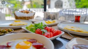 uma mesa com pratos de comida em cima em Be Side Hotel em Samsun
