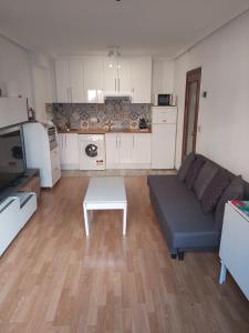 A kitchen or kitchenette at MONTE NARANCO-LOS VEGA PARKING e INTERNET GRATIS