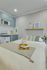 - un lit avec un plateau de fruits dans l'établissement Astoria Apartments, à Almaty