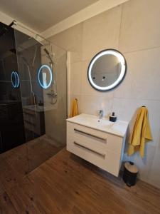 Koupelna v ubytování Medeni Apartma + 21 fotografií