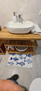 ein Badezimmer mit einem Waschbecken auf einem Holztisch in der Unterkunft Residenza Giannini a Rodi Garganico in Rodi Garganico