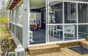 una veranda riparata di una casa con sedie di Lovely Home In Arboga With Kitchen a Findla