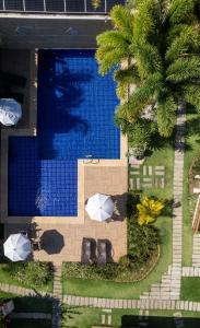 an overhead view of a swimming pool with umbrellas at Pousada Canto do Sol in Barra Grande
