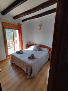 1 dormitorio con 1 cama con 2 toallas en Cala Monica, en Camarasa