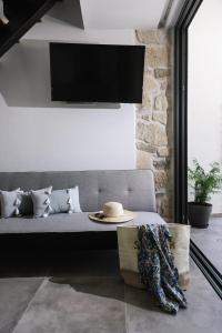 TV a/nebo společenská místnost v ubytování Aphrodite Luxury Accommodation