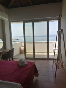 una camera con letto e vista sull'oceano di Filanthi CostaS a Stoupa